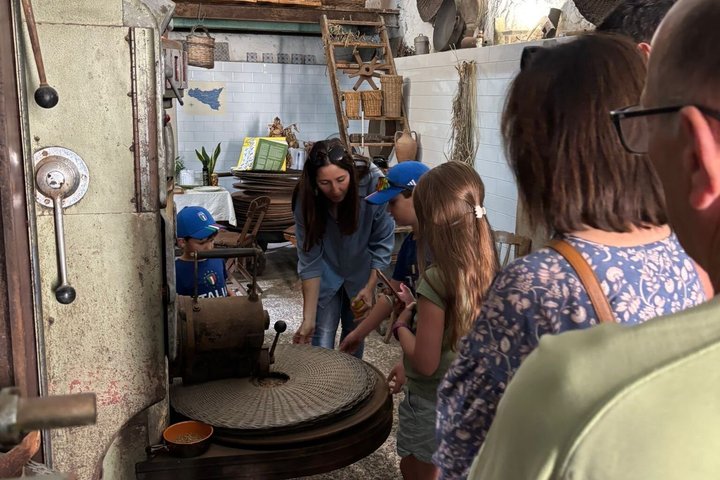 Oil-tasting experience near Cefalu
