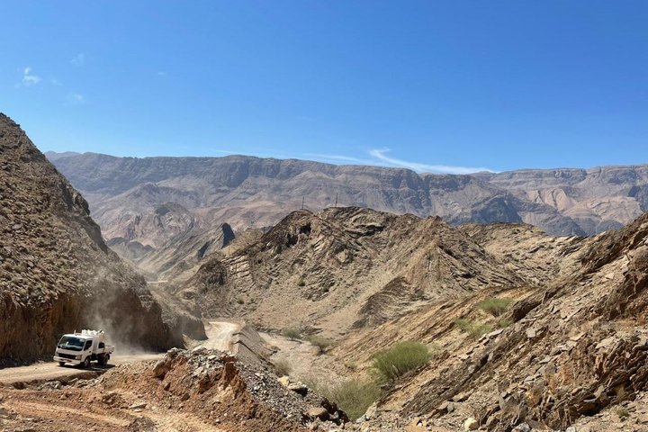 Full-Day Bimmah Sinkhole and Wadi Al Arbeieen Tour