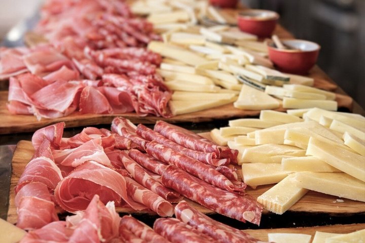 Classic Wine Tasting with Traditional Tuscan Products