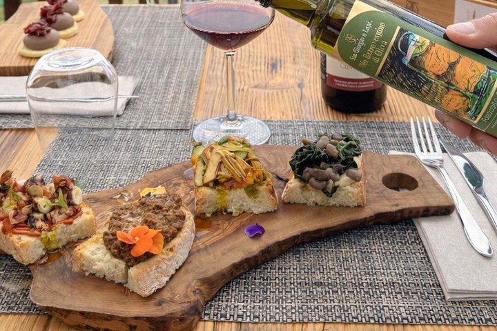 Classic Wine Tasting with Traditional Tuscan Products