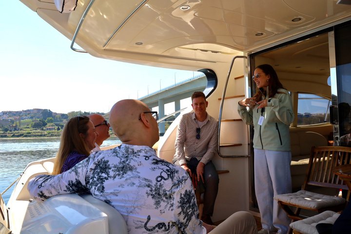 Porto: Luxury Yacht Cruise – 7 Bridges with Wine Tasting & Snacks