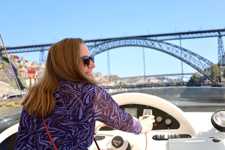 Porto: Luxury Yacht Cruise – 7 Bridges with Wine Tasting & Snacks