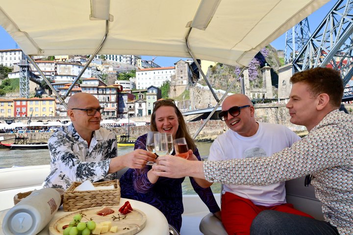 Porto: Luxury Yacht Cruise – 7 Bridges with Wine Tasting & Snacks