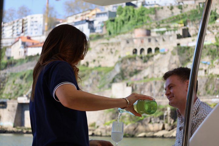 Porto: Luxury Yacht Cruise – 7 Bridges with Wine Tasting & Snacks