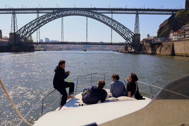Porto: Luxury Yacht Cruise – 7 Bridges with Wine Tasting & Snacks