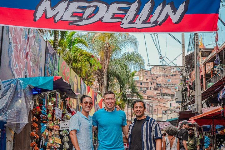 Comuna 13 Graffiti Tour with Street Food