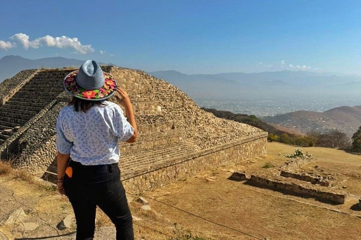 Private Tour: Monte Albán, Hierve el Agua, Teotitlán and Mezcal