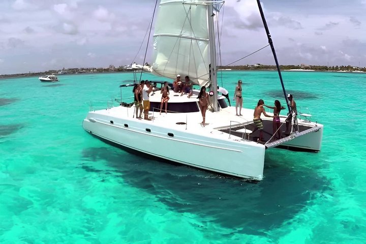 "Isla Mujeres en Catamaran All Inclusive + Free Transportation"