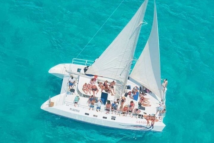 "Isla Mujeres en Catamaran All Inclusive + Free Transportation"