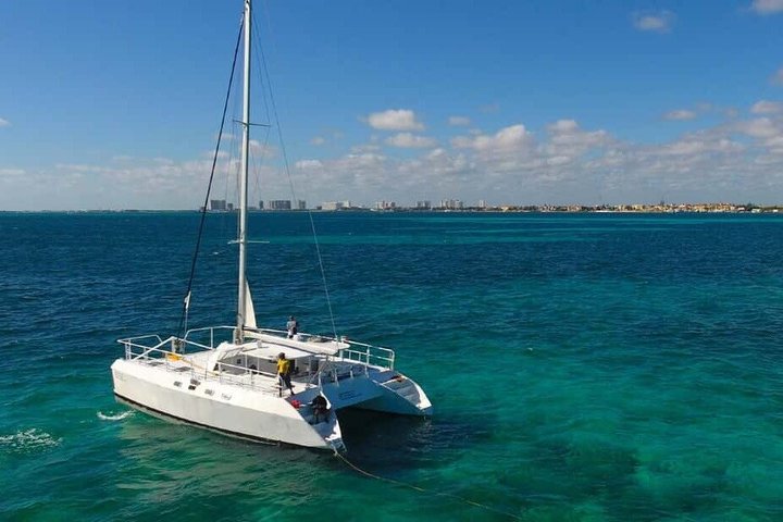 "Isla Mujeres en Catamaran All Inclusive + Free Transportation"