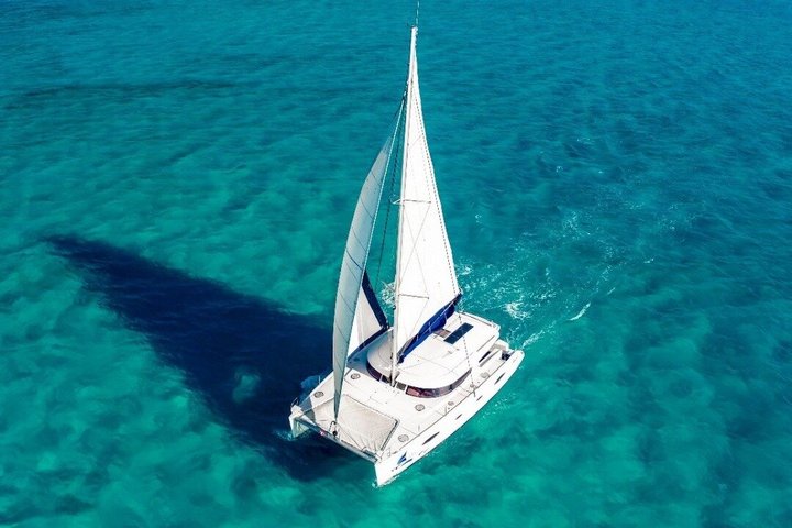 "Isla Mujeres en Catamaran All Inclusive + Free Transportation"