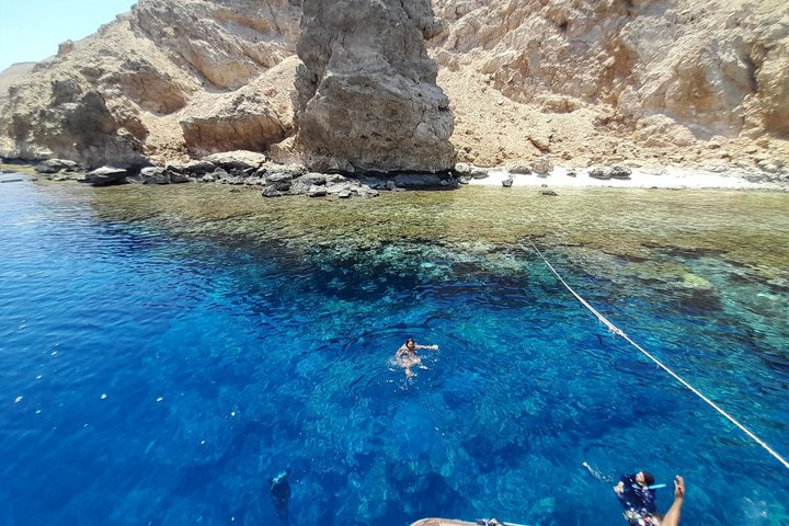 Hurghada: VIP Seafood Yacht to 3 Islands, Dolphins & Snorkeling