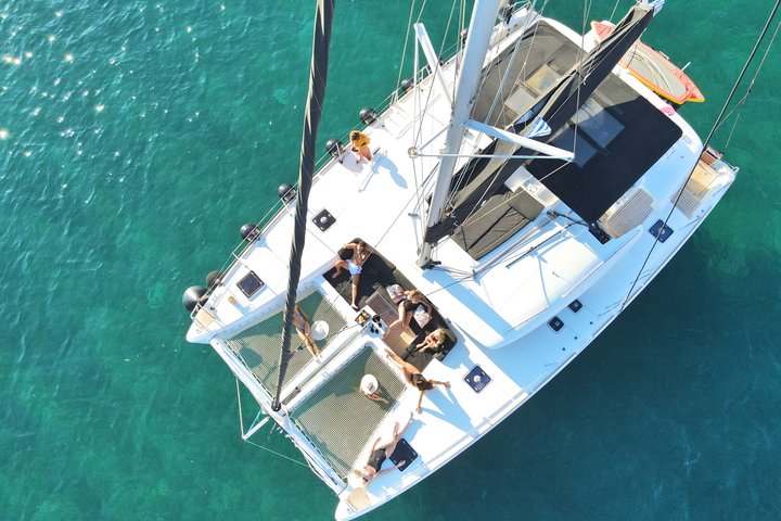 Heraklion: Dia Catamaran Cruise Mediterranean Meal & Water Fun