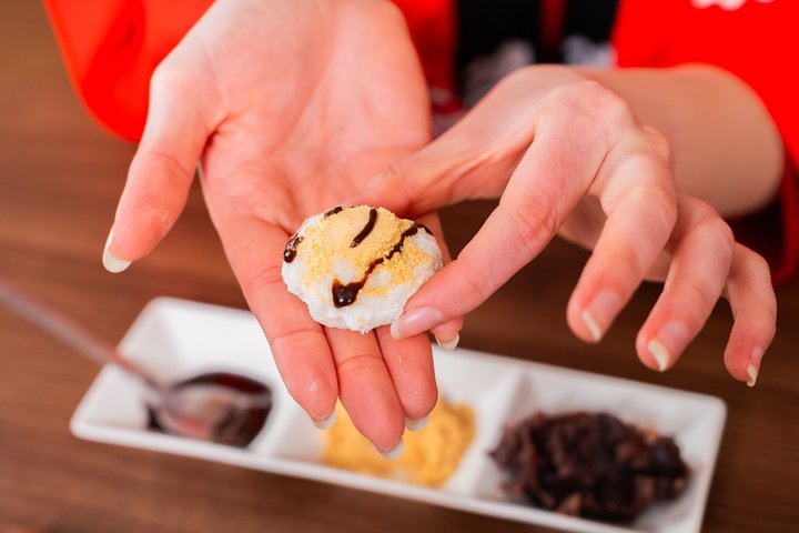Tokyo Traditional Mochi Pounding Experience with Tasting