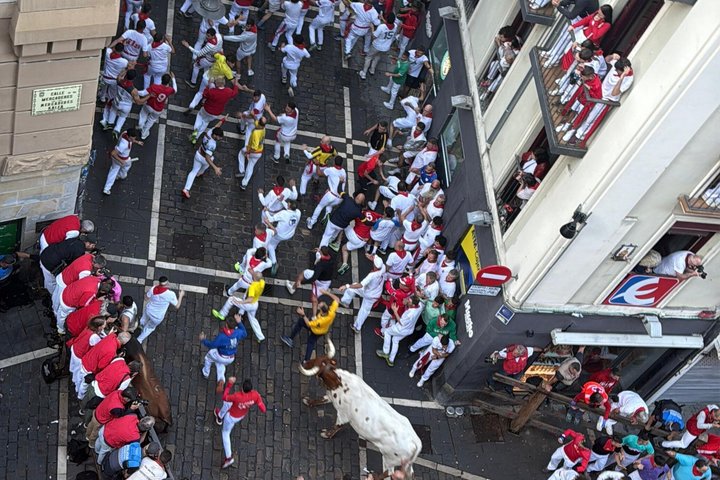 VIP San Fermin : Balcony in Estafeta, Churros y Gigantes