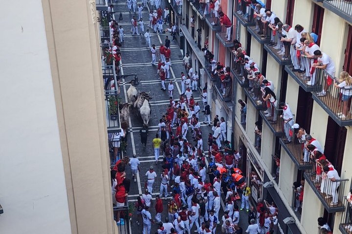 VIP San Fermin : Balcony in Estafeta, Churros y Gigantes