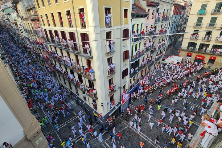 VIP San Fermin : Balcony in Estafeta, Churros y Gigantes