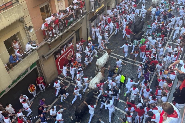VIP San Fermin : Balcony in Estafeta, Churros y Gigantes