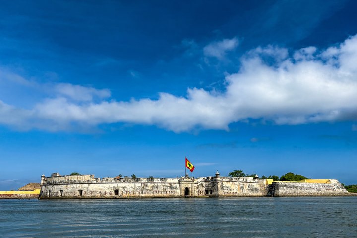 Cartagena Urban Party Boat to Cholón: 5 Stops with Lunch & Drinks