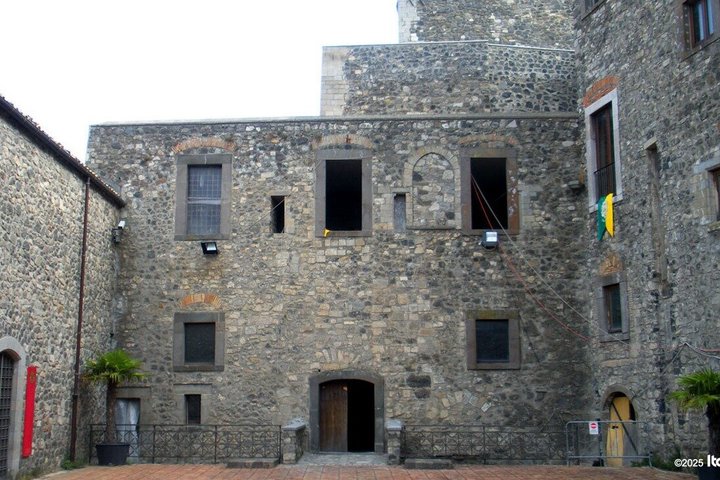 Melfi private tour: Walking among castles, gates & views