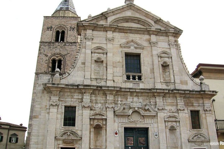 Melfi private tour: Walking among castles, gates & views