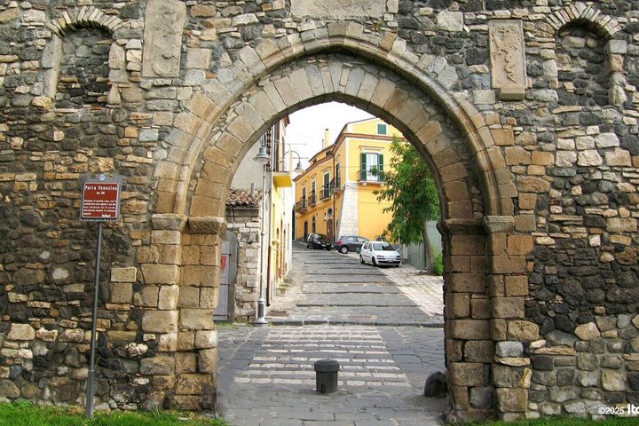 Melfi private tour: Walking among castles, gates & views