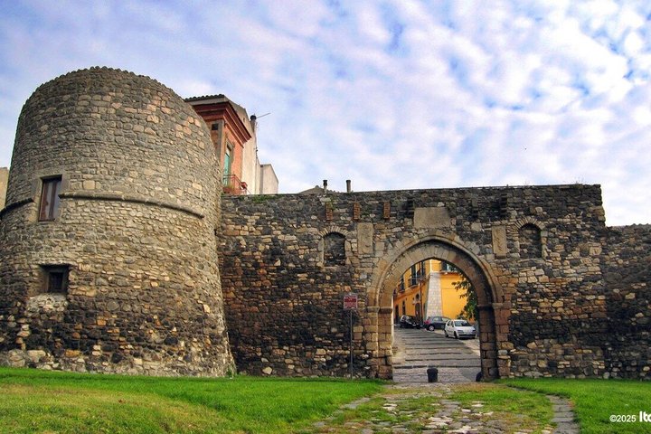 Melfi private tour: Walking among castles, gates & views