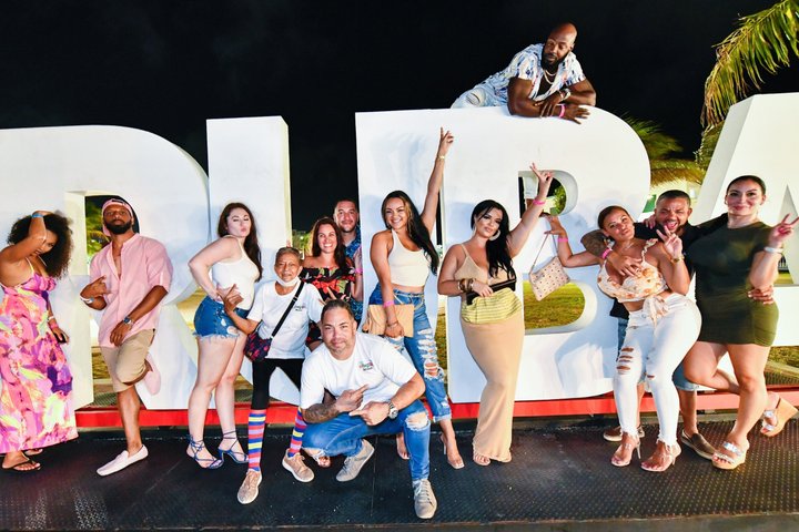 Aruba Nightlife Party Bus Tour, Free Cocktails, Live DJ & Host