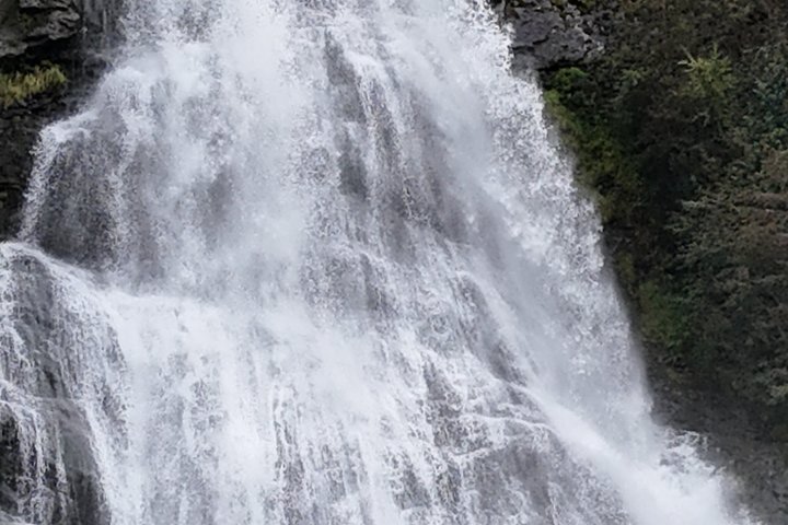 Olden: Scenic glacier and Waterfall Tour with Snacks