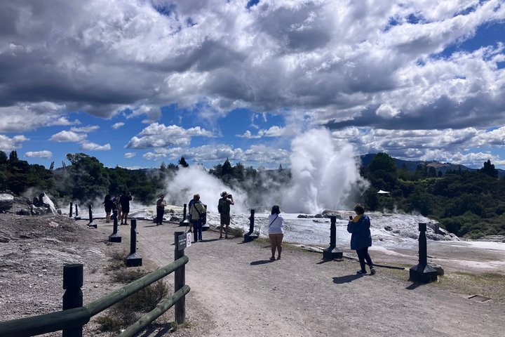 Rotorua Cultural and Geothermal Wonderland Tour – Depart Tauranga