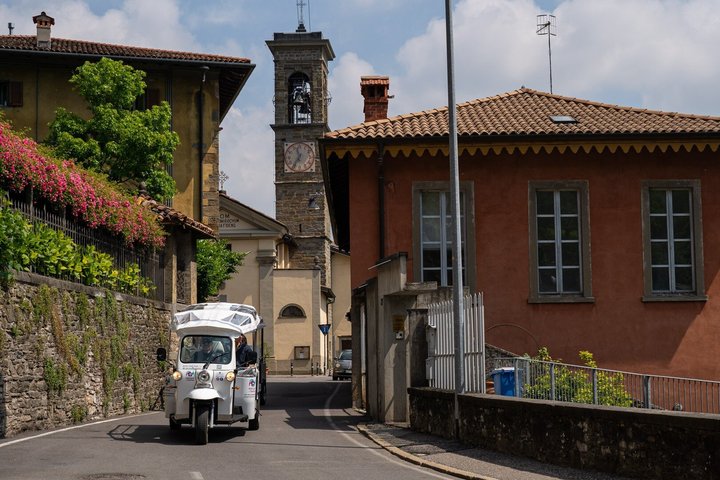 Tour in Tuk Tuk in Bergamo, Upper Town and the ancient Venetian walls