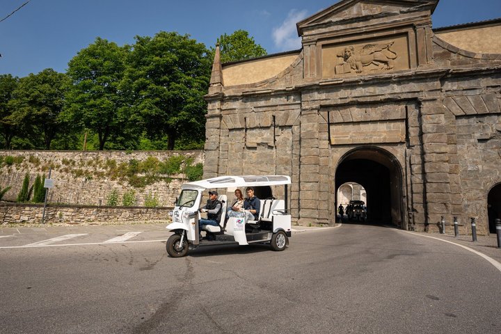 Tour in Tuk Tuk in Bergamo, Upper Town and the ancient Venetian walls