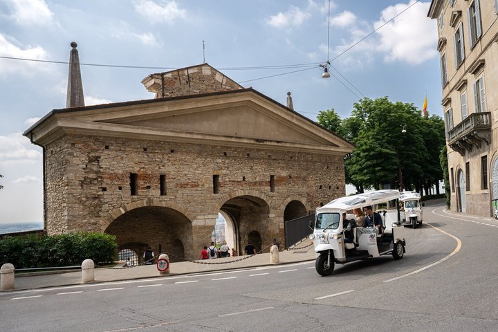 Tour in Tuk Tuk in Bergamo, Upper Town and the ancient Venetian walls