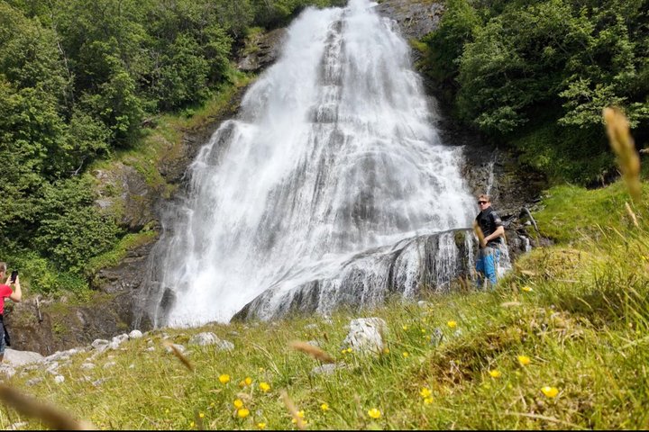 Olden: Scenic glacier and Waterfall Tour with Snacks