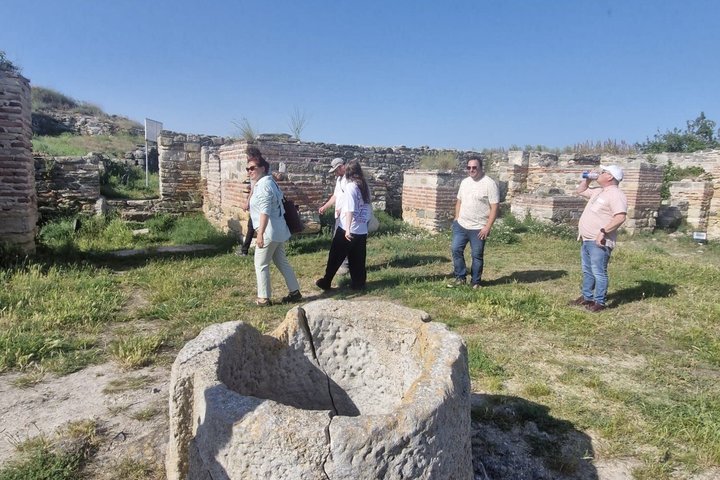 Golden Hour Guided Tour: Histria Citadel & Local Wine Tasting