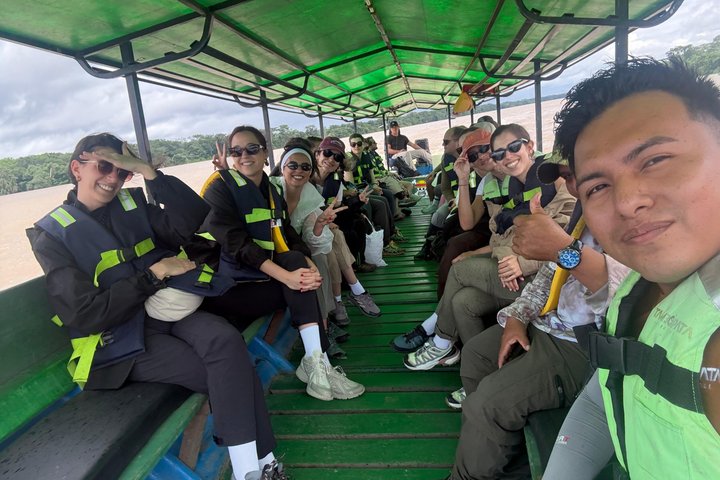 Parrots in Tambopata and search for sloths