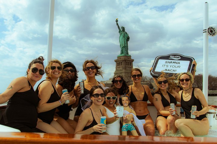 Luxury Hot Tub Boat Around NYC and Statue Private Tub up to 10
