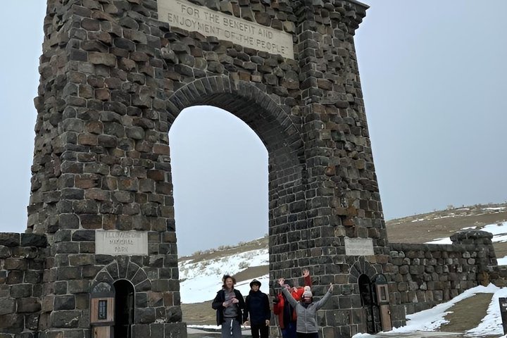 Private Yellowstone Lower Loop Sites & Wildlife Tour from Bozeman
