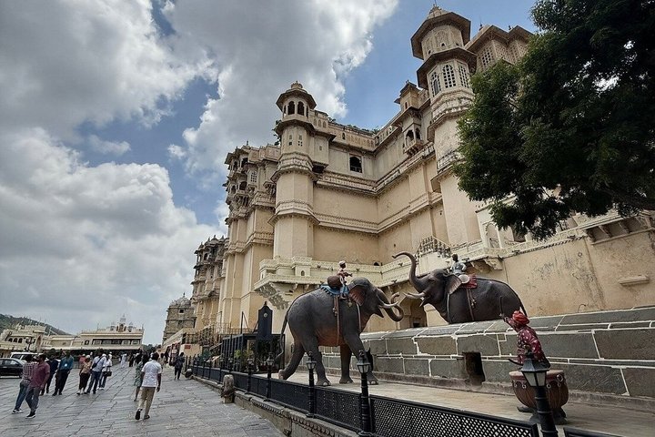 City Palace Museum with Licensed Guide & Entry Tickets