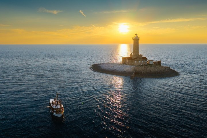 Medulin: 85% Dolphin Sunset Cruise, All-Inclusive & Face Painting