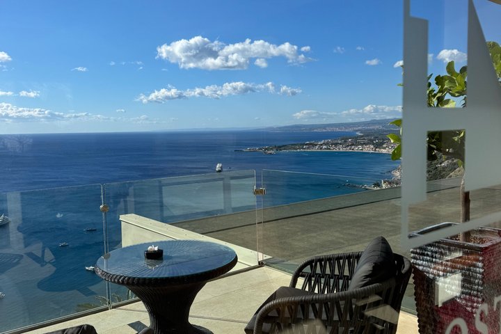 Catania Airport Transfer ↔ Syracuse , Taormina or Giardini Naxos