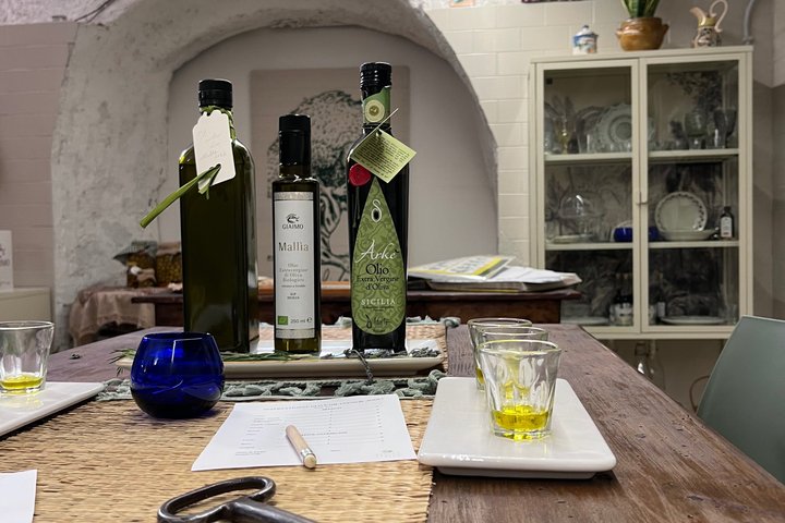 Oil-tasting experience near Cefalu