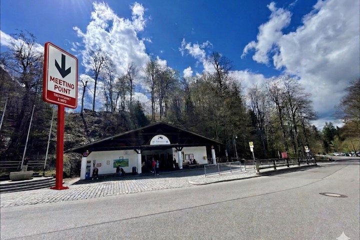 Neuschwanstein Castle Skip-the-Line Guided Tour & Shuttle Service