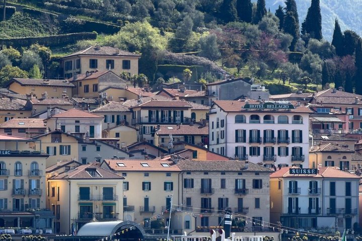 4-hour shared boat tour with landing in Bellagio and Varenna