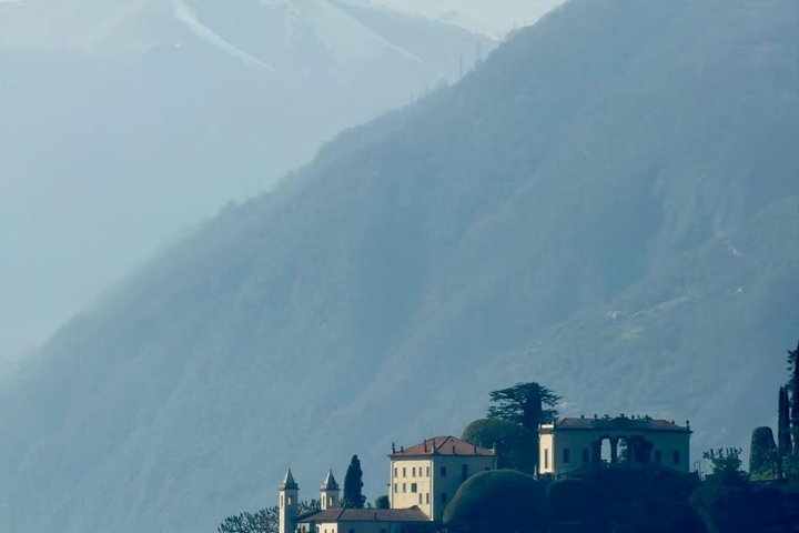4-hour shared boat tour with landing in Bellagio and Varenna