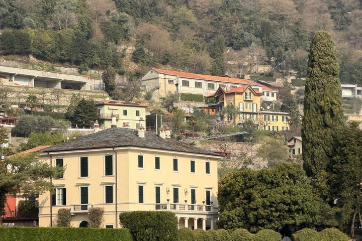4-hour shared boat tour with landing in Bellagio and Varenna