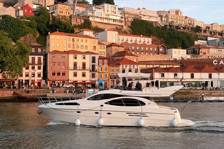 Porto: Luxury Yacht Cruise with wine, snacks & 7 bridges