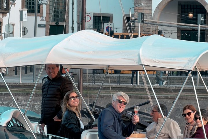 Porto: Luxury Yacht Cruise with wine, snacks & 7 bridges