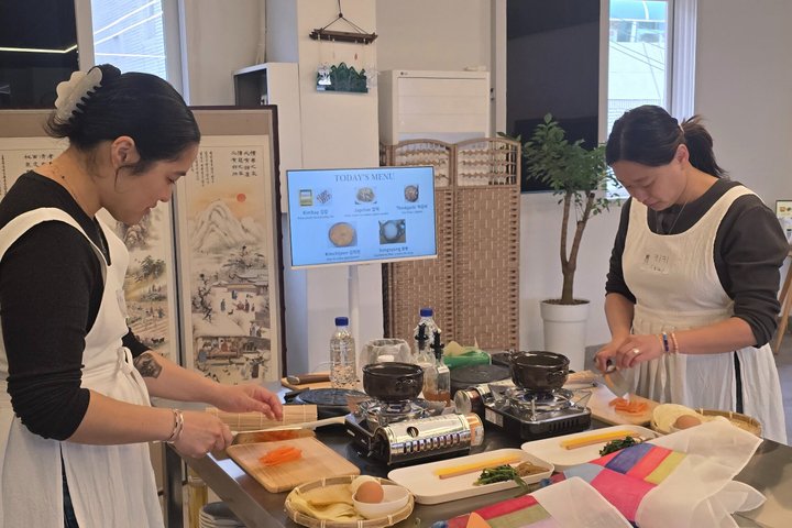 Small group Market Tour and Korean Cooking Class in Gyeongju