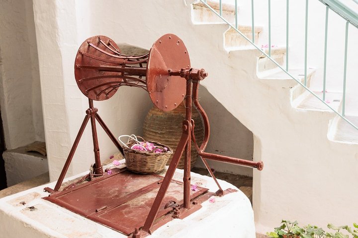 Naxos Highlights Bus Tour with Free Time for Lunch at Apeiranthos